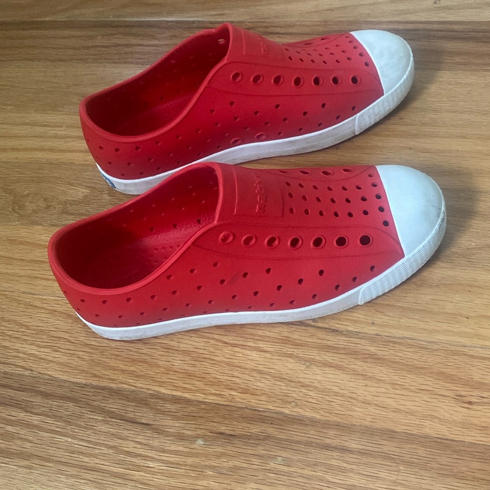 Native Jefferson size 2 big kids, torch red, shell white
